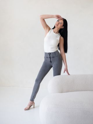 Co říkáte na tyto šedivé WR.UP s vysokým pasem a černým zipem? Za nás 10/10! Aktuálně se slevou 45 % - velikosti mizí...