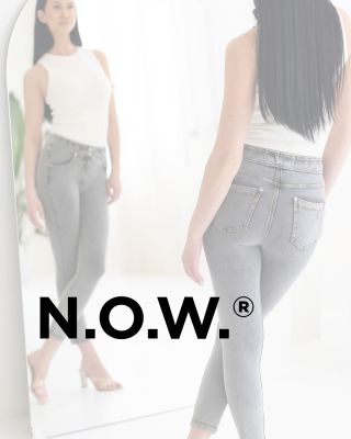 Kalhoty z kolekce FREDDY N.O.W. mají vzhled džínů díky použitému materiálu a pravým kapsám, ale stále zachovávají...